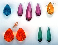 apatita blau, grup de 3 rubelites, citrí llimona perforat-atravesat / parell citrís daurats perforats verticalment amb el perno-casquet de Stuller, parell de turmalines amb aire-abrasió en els extrems.